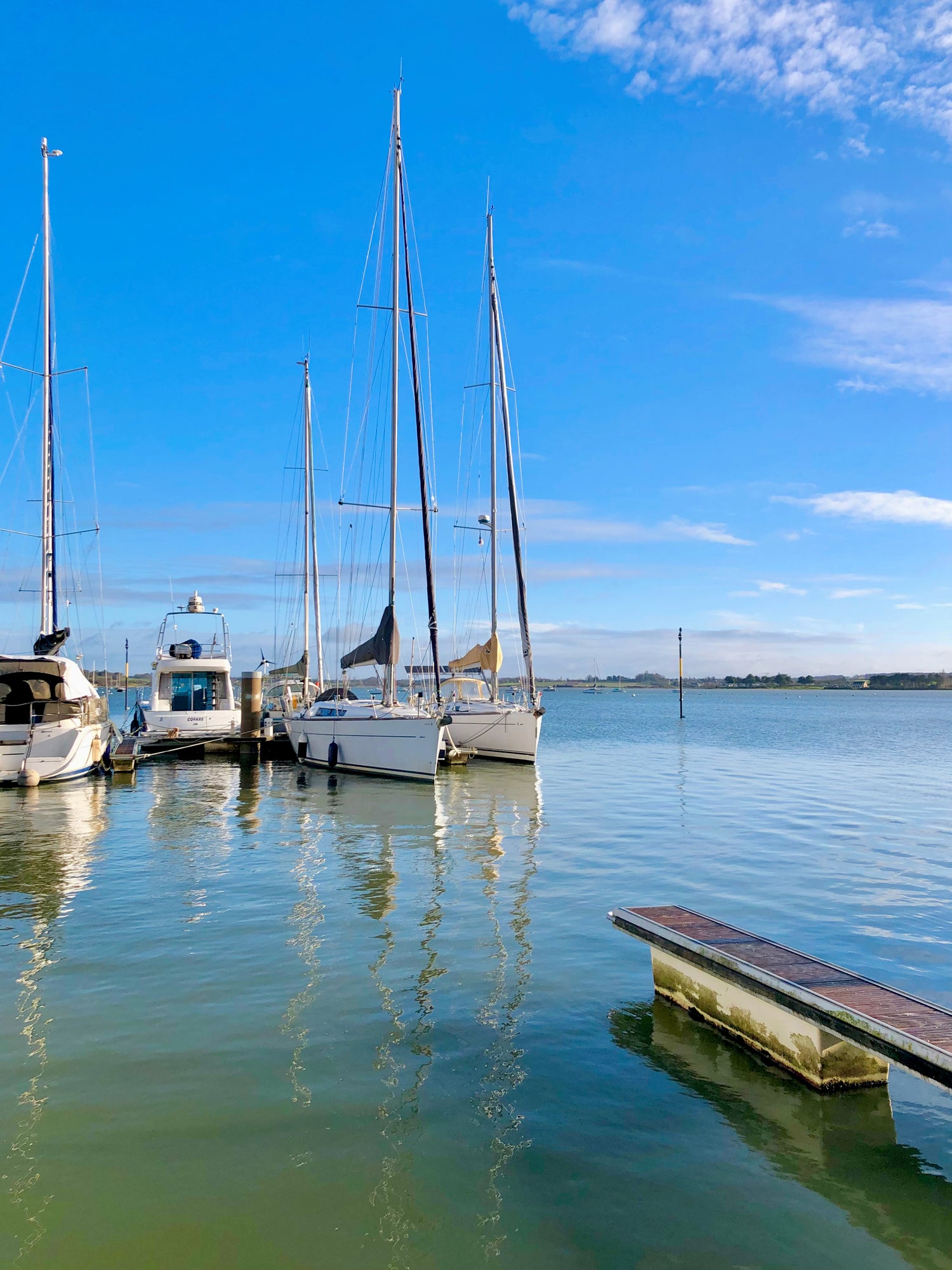 Voiliers dans un port de plaisance à Plouer-sur-Rance — rafraîchir un bateau au port en été