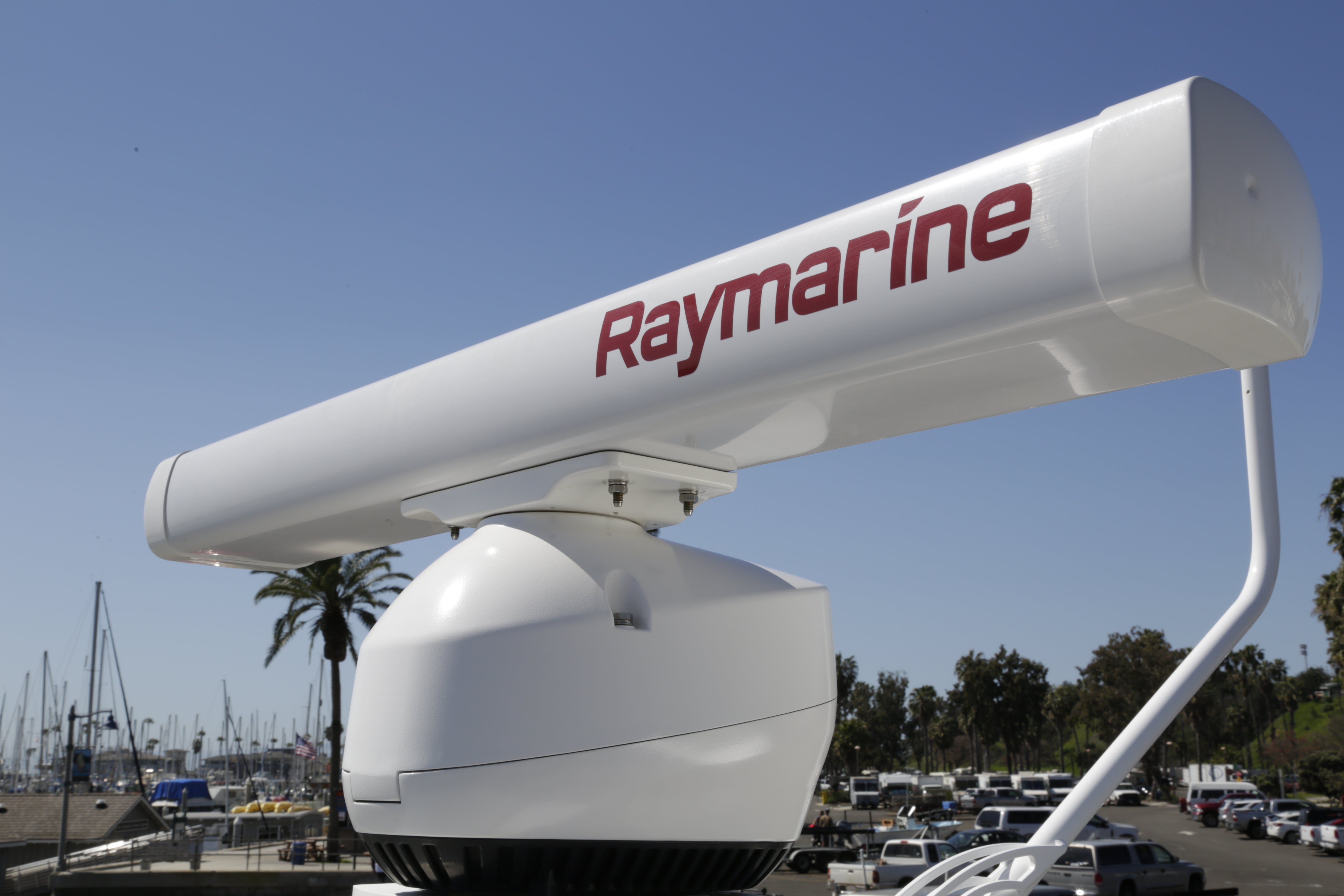 4kW Magnum avec antenne poutre 72'' et câble radar RayNet 15m