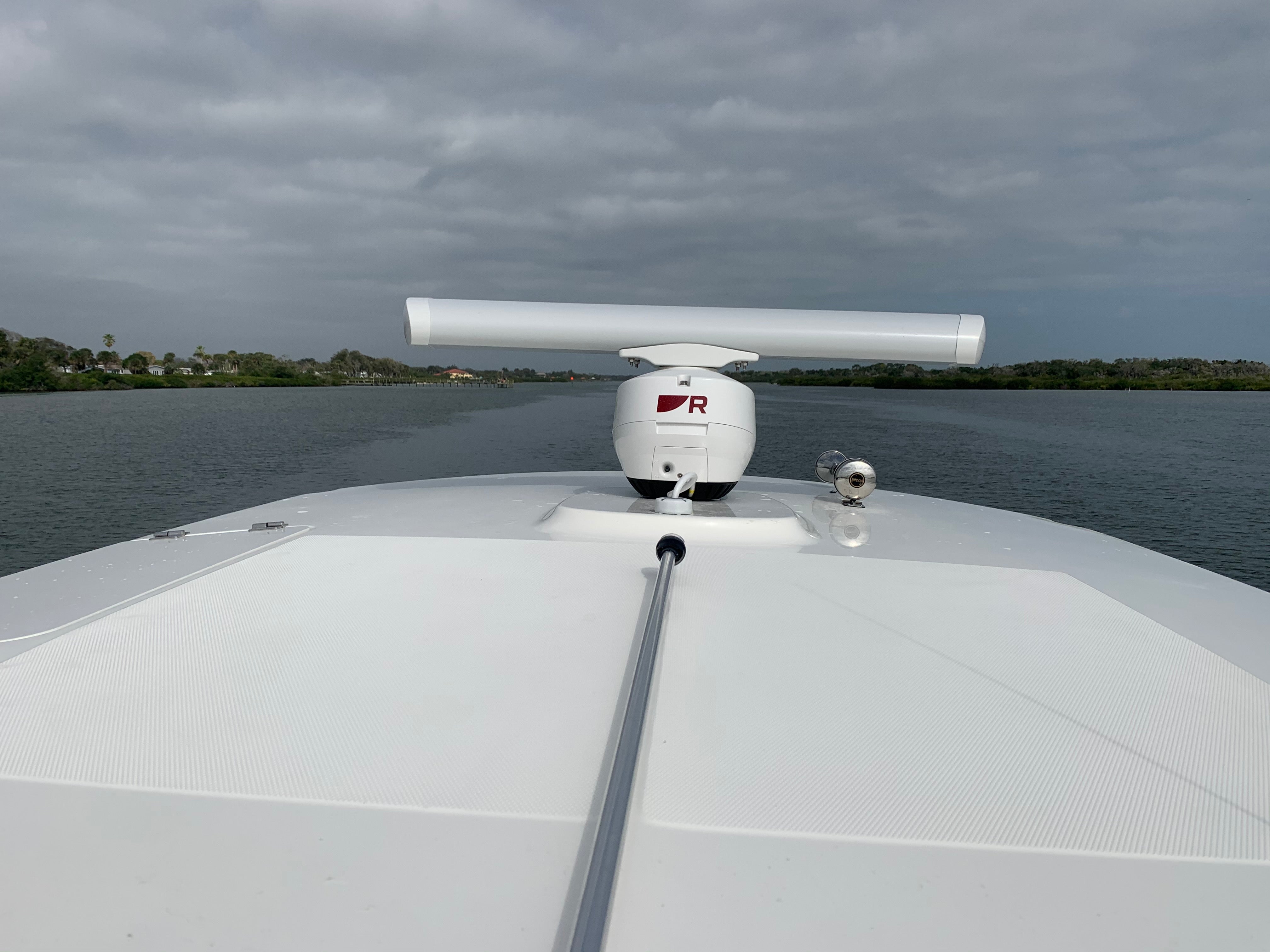 4kW Magnum avec antenne poutre 72'' et câble radar RayNet 15m