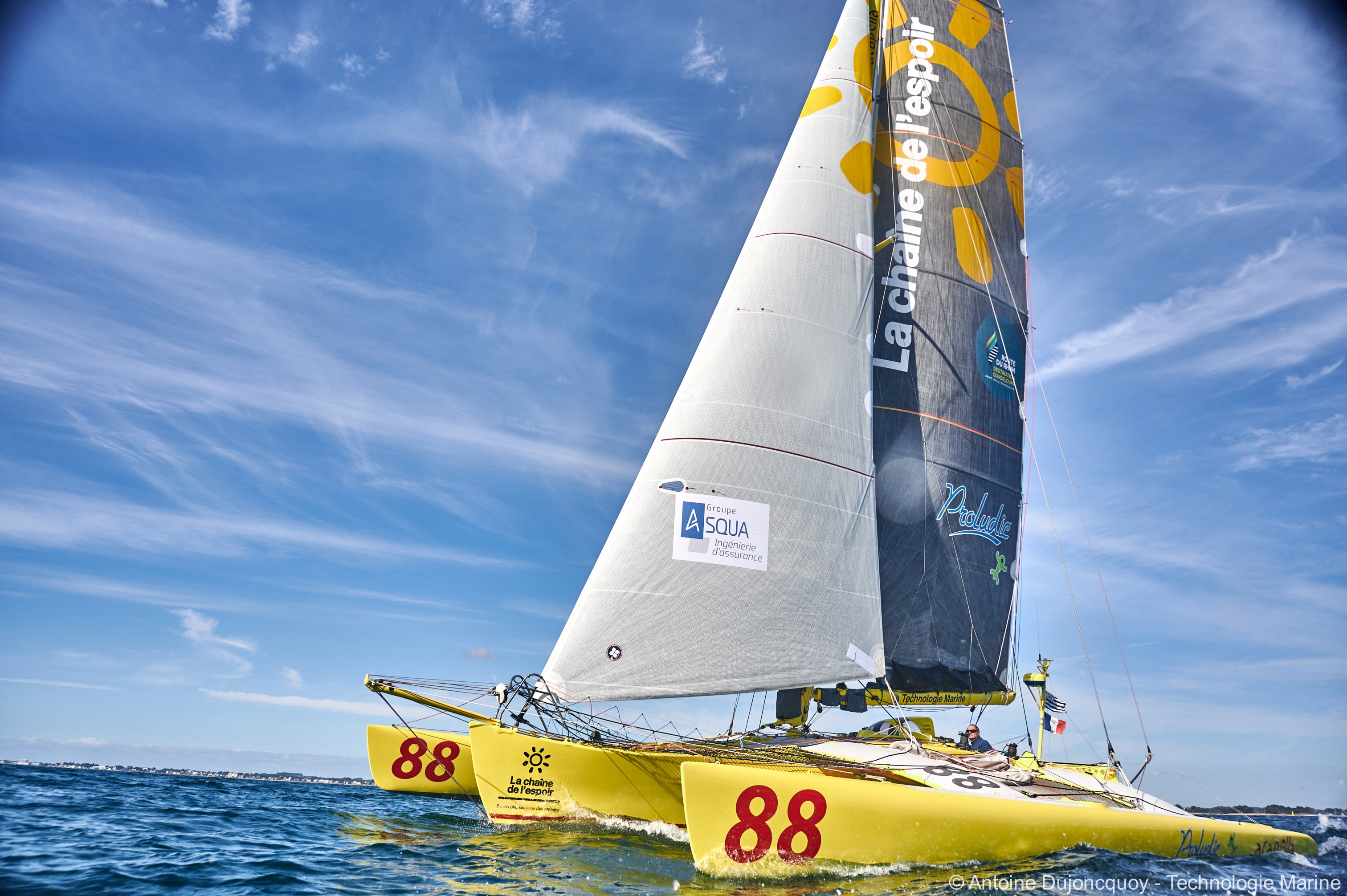 Trimaran Acapella sous voiles — couleurs La Chaîne de l'Espoir — photo Antoine Dujoncquoy / Technologie Marine