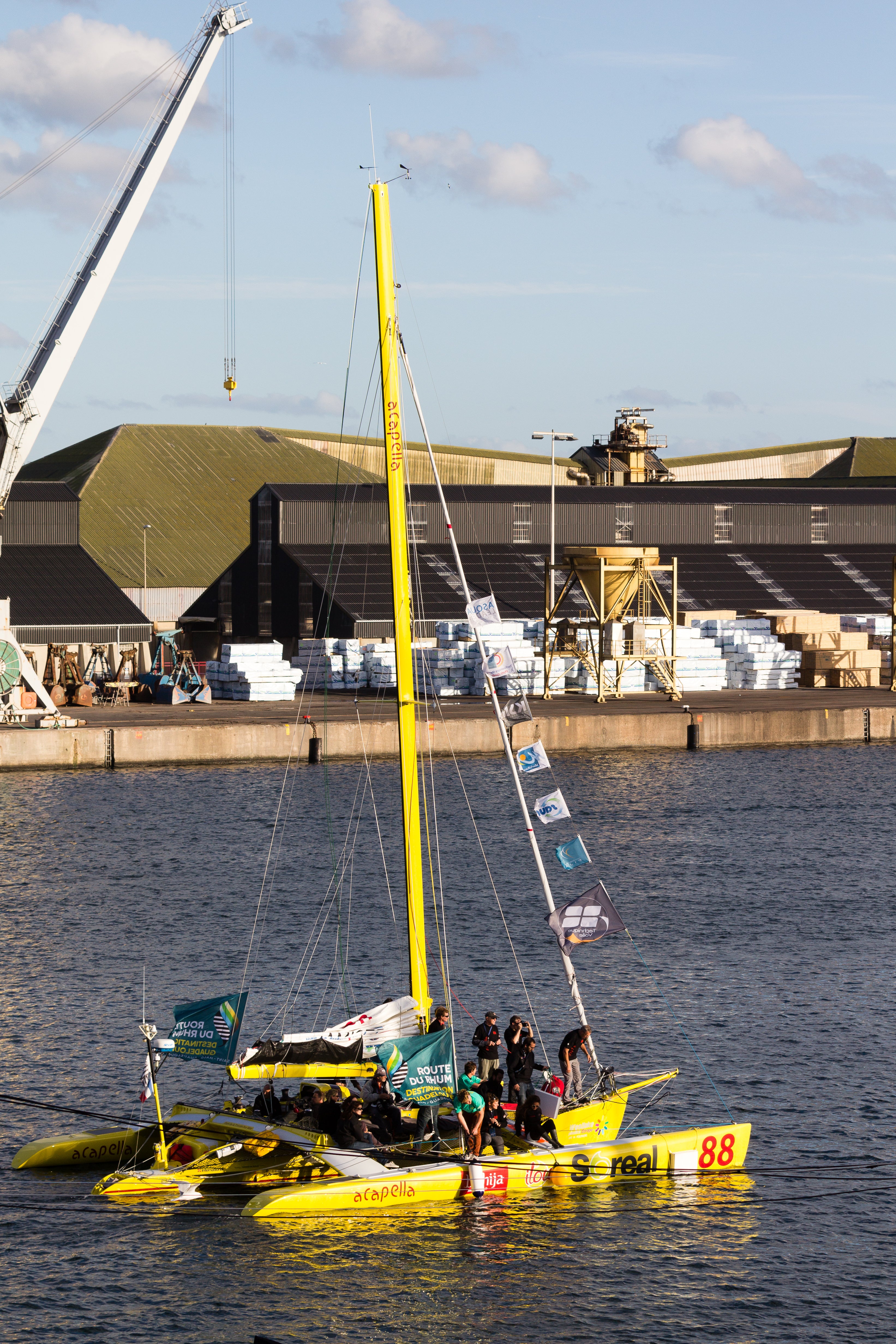 Trimaran Acapella au départ de la Route du Rhum 2014 — photo Édouard Hue / Wikimedia Commons (CC BY-SA 4.0)