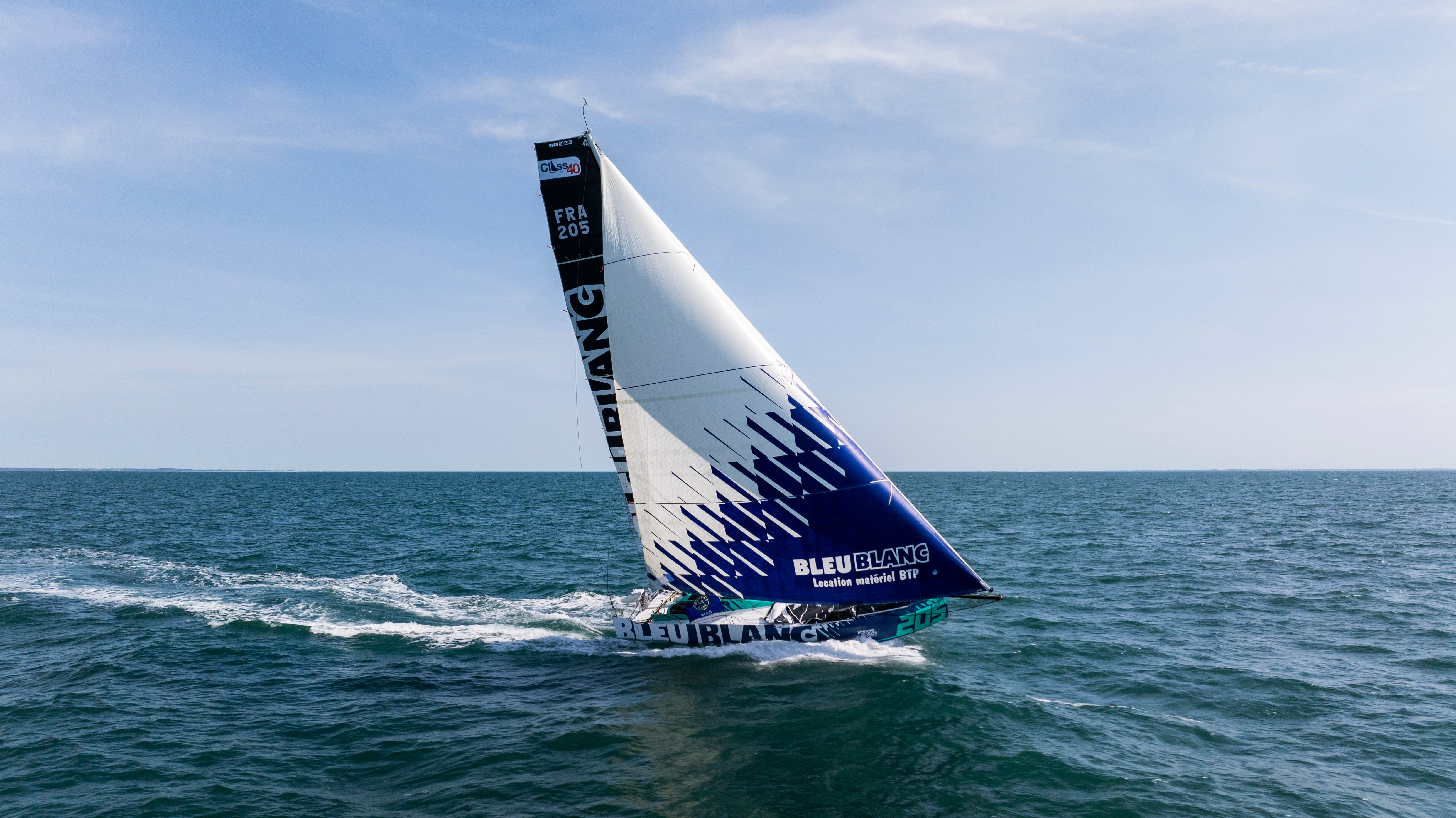 Class 40 Bleu Blanc (FRA 205, Mach 40.6) en navigation aérienne — photo Martin Keruzore / Team Bleu Blanc