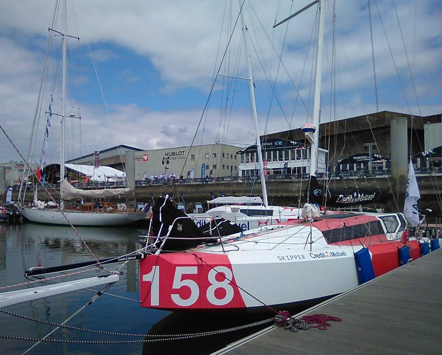 Class 40 Crédit Mutuel #158 — The Transat CIC 2024 — photo Jug81 / Wikimedia Commons (CC BY-SA 4.0)