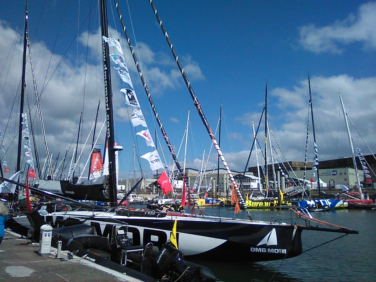 IMOCA DMG Mori Global One à Lorient - photo Jug81 / Wikimedia Commons CC BY-SA 4.0
