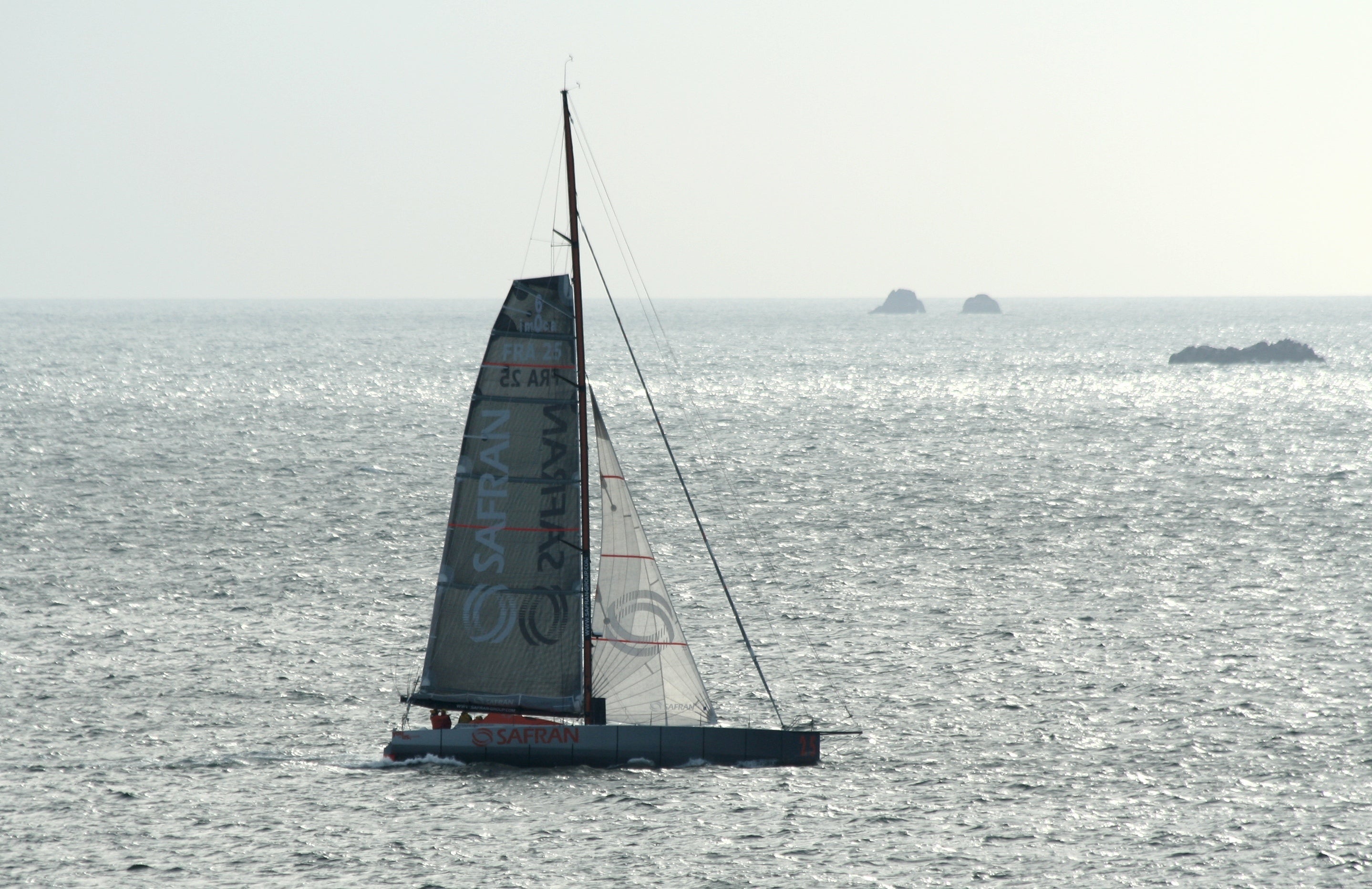 IMOCA Safran Open 60 près de Saint-Mathieu - photo Julien Carnot / Wikimedia Commons CC BY-SA 3.0