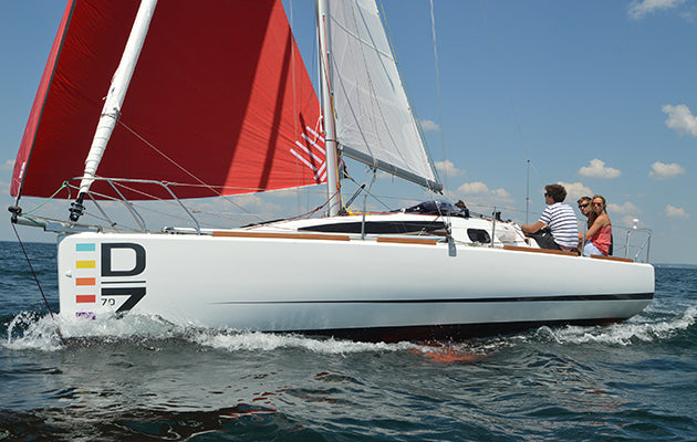 Django 7.70 sous spi rouge — vue 3/4 avant (photo Yachting Monthly)