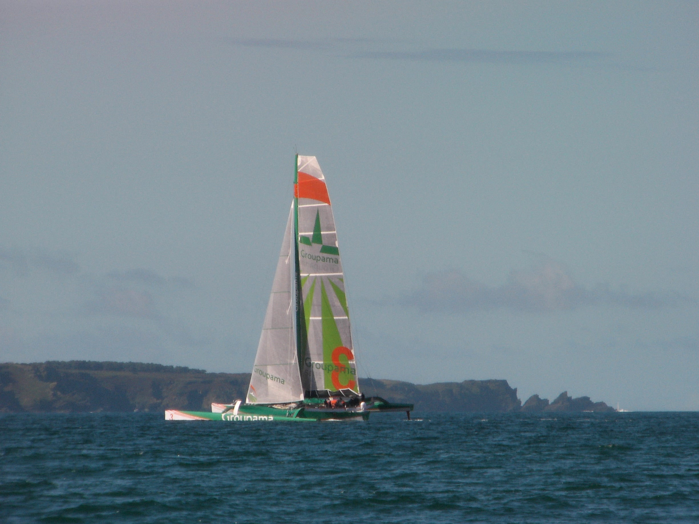 IDEC Sport (ex-Groupama 3, même coque) sous voiles en Bretagne sud — photo Stefan Ivanovich / Wikimedia Commons (CC BY-SA 3.0)