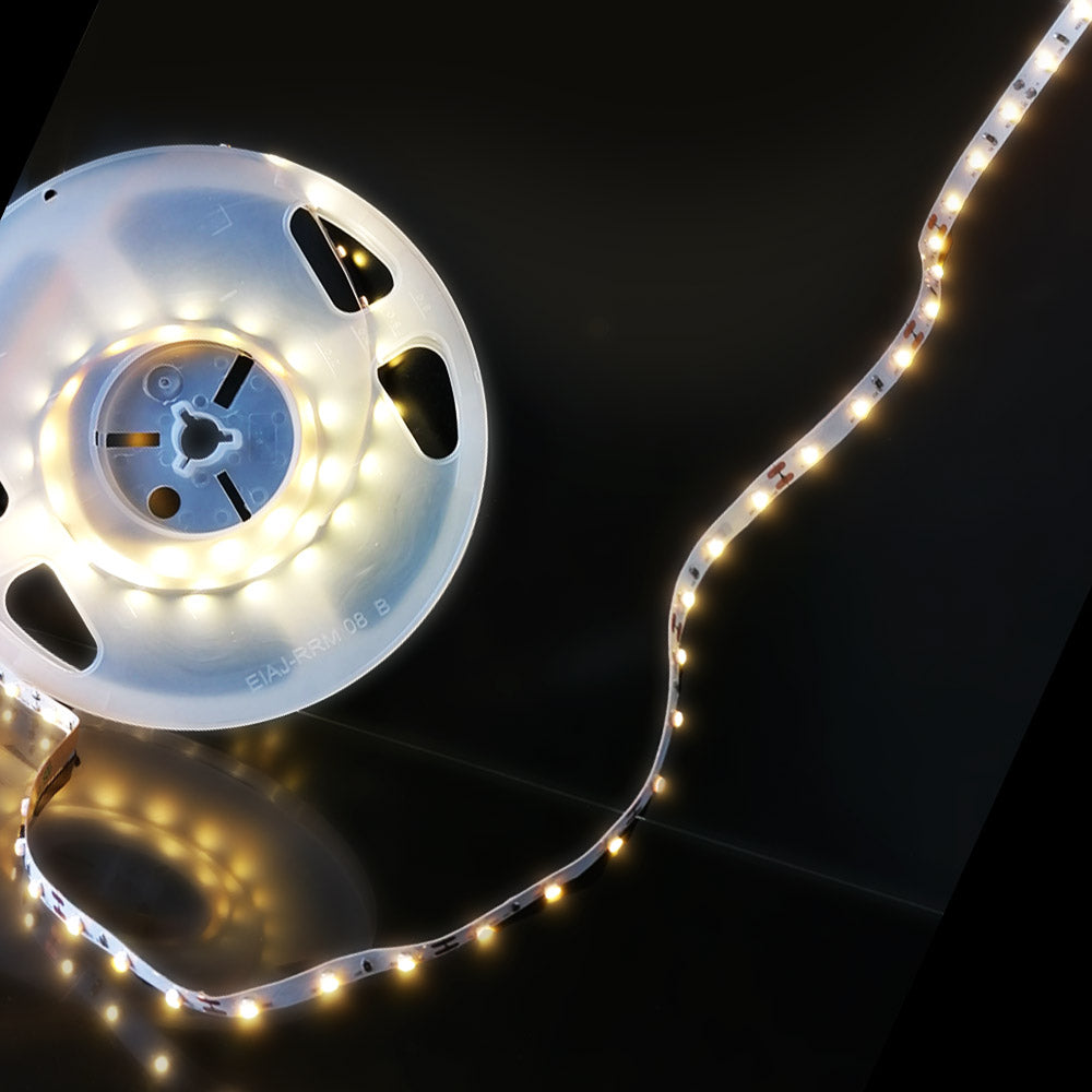 Ruban LED adhésif MANTAGUA 24VDC, 5 mètres, blanc chaud. Bande flexible avec 60 Leds/m et dos autocollant.