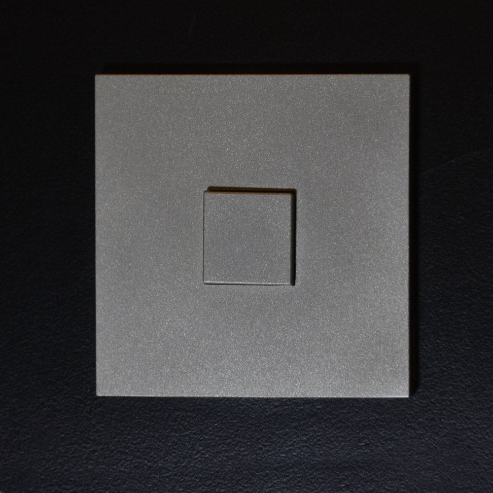 Interrupteur poussoir Mantagua en inox brossé, avec un bouton. De forme carrée, pour installation marine.